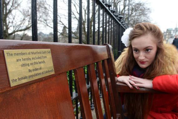 爱丁堡长椅上写着“穆菲尔德高尔夫俱乐部的会员们禁坐这个板凳”