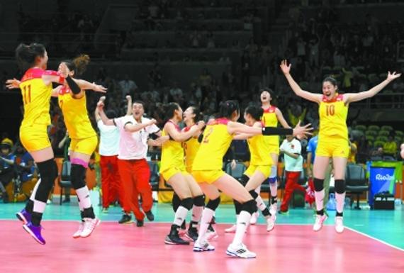  2016年8月20日，在2016年里约奥运会女子排球决赛中，中国队以3比1战胜塞尔维亚队，夺得冠军。图为中国女排队员庆祝夺冠。    新华社发