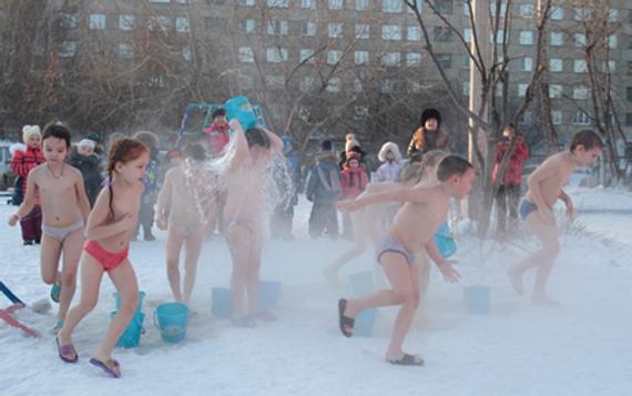 俄罗斯幼童雪地进行冰桶挑战，教练：零下25度会停。
