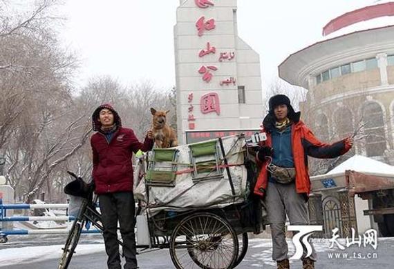 王万拥(左)与李海波在乌鲁木齐市红山公园前合影