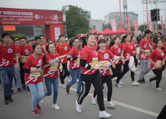   10月16日，参赛选手从起点出发。当日，2016广安国际红色马拉松赛开赛，赛事共吸引8000余名跑步爱好者参赛。 新华社记者薛玉斌摄
