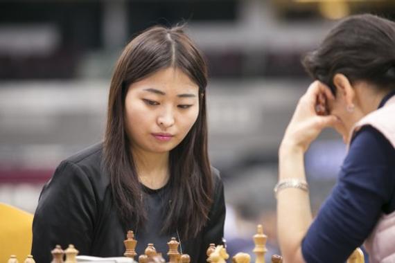 中国女棋手居文君在比赛中