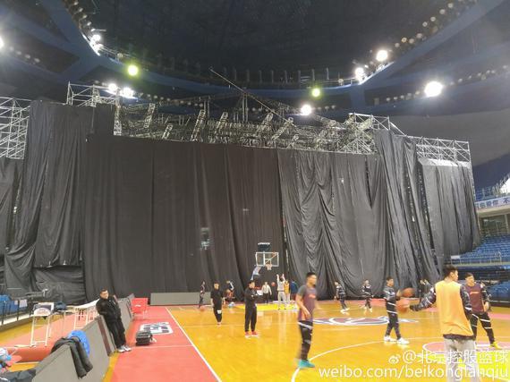 青岛队主场搭建了巨大的舞台