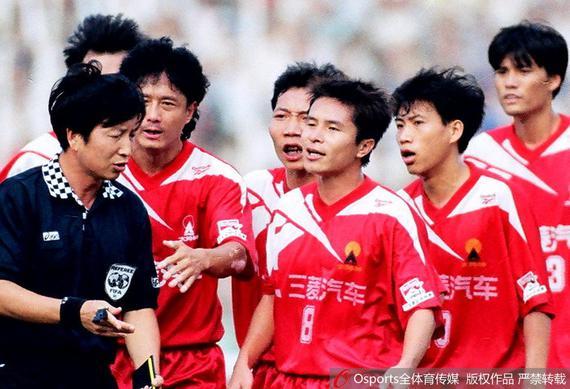 温俊武(彭伟国后面)与主裁判王学智理论