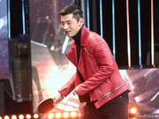 视频-张继科与小猪艺兴切磋球技 人体球拍大战太欢乐