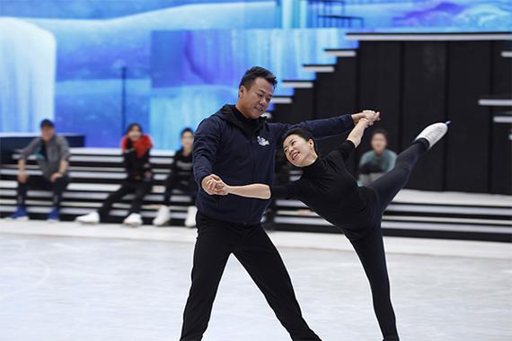 申雪、赵宏博在节目录制现场展示花样滑冰技巧