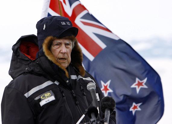埃德蒙·希拉里2007年1月20日在南极洲的斯科特基地发表讲话的资料照片