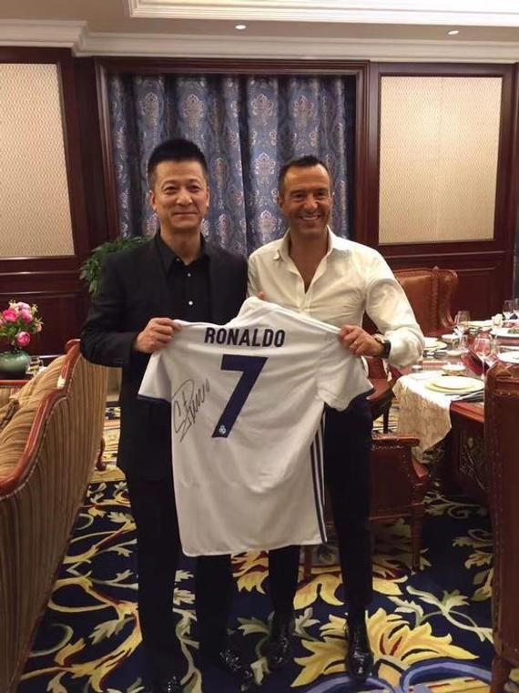 QuanJian boss met mendes given cristiano ronaldo jersey next I dig?