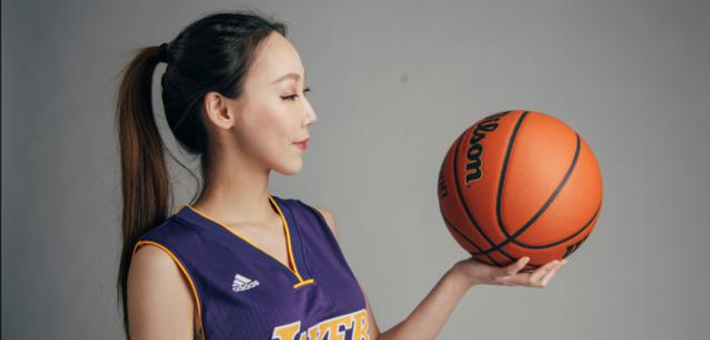 《新奥STAR》美女主持化身奥胖迷妹