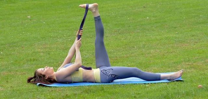 美女练瑜伽男教练贴身指导