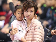 张怡宁带女儿亮相圈粉无数 网友:大小魔王同台了