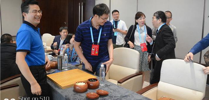 金立CEO刘立荣与聂卫平握手