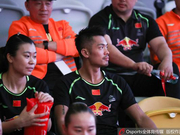 苏杯决赛林丹场边与队友加油助威