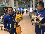 国乒载誉回国将帅现身机场