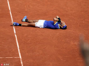 甜蜜法网第10冠！纳达尔激动倒地 不忘拥抱瓦林卡