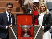 影后妮可-基德曼携LV宝箱 优雅呈现男单冠军奖杯