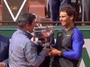 视频-泪奔！纳达尔法网第10冠 托尼叔叔为纳豆颁奖