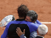 GIF|叔叔颁奖险弄掉奖杯 组委会旗帜致敬纳达尔