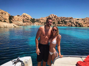 撒狗粮！沃兹和男友海边度假 秀性感身材(图)