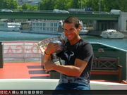 视频-纳达尔塞纳河拍冠军写真 手捧奖杯露灿烂微笑