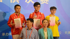 视频-柯洁领到金牌爱不释手