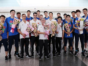 中国男排载誉回京球迷接机 赖亚文欣喜竖大拇指