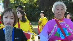 北马场边热情的助威团