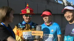 热心异装跑友携盲人参赛