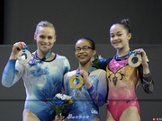 华裔少女养母:也学过滑冰垒球足球 体操最适合她