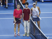 图|易烊千玺为中网女单决赛挑边 引发迷妹尖叫