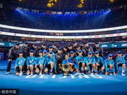 纳达尔心情大好送出球拍 坦言没想过打这么多年