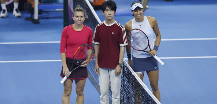 新浪直击易烊千玺给中网挑边