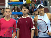 视频-易烊千玺现身中网女单决赛 为哈勒普加西亚挑边