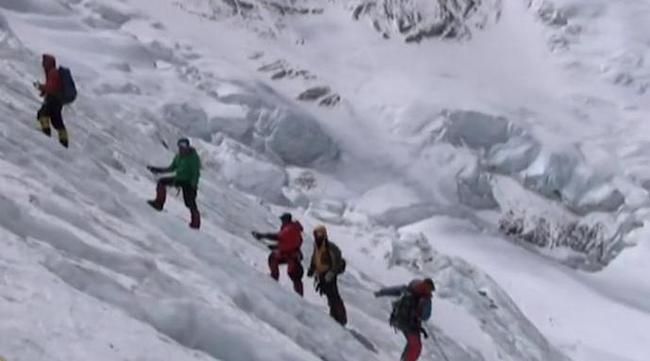 两外国登山者在珠峰死亡 2019年十多名登山者故去