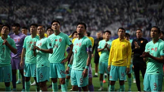 1月22日，中国队球员在比赛后。当日，在卡塔尔多哈哈里发国际体育场举行的男足亚洲杯小组赛A组比赛中，中国队0比1不敌卡塔尔队。新华社 图