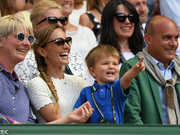 图|小德重演三年前吃草一幕 儿子抢镜很有爱