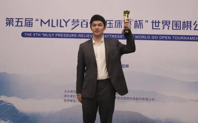李轩豪举起冠军奖杯。中国围棋协会供图