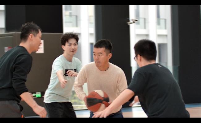 丁立人打篮球突破 拍摄于世界冠军赛前夕