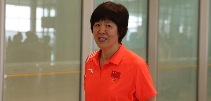 中国女排回国现身机场
