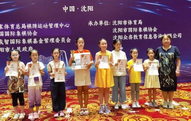 沈阳赛区仲裁主任肖红为女子丁组前八名颁奖