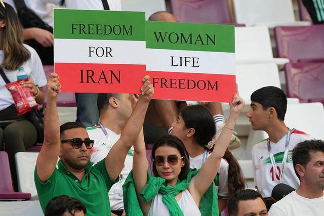 世界杯不只有足球 伊朗球员拒唱国歌引发关注