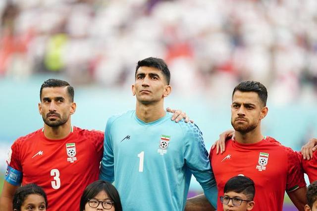 世界杯不只有足球 伊朗球员拒唱国歌引发关注