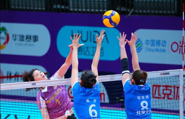 天津渤海银行女排主攻李盈莹扣球