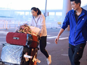 中国女排凯旋球迷迎接英雄 教授接走了他的郎导