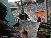 图|老艺术家边看决赛边作画 “汉尼拔”现场观战