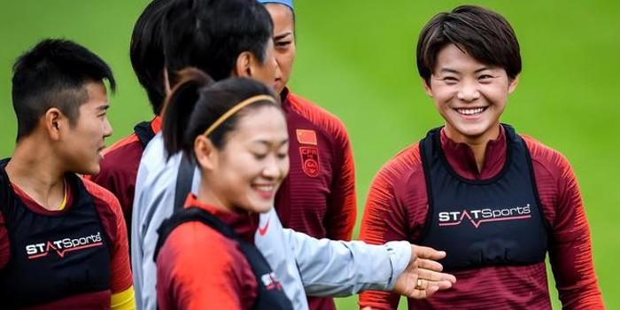 不懂足球也吹捧女足吗,不懂足球也吹捧女足吗知乎