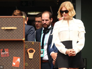 图|法国著名女星携火枪手杯入场 齐达内现场观战