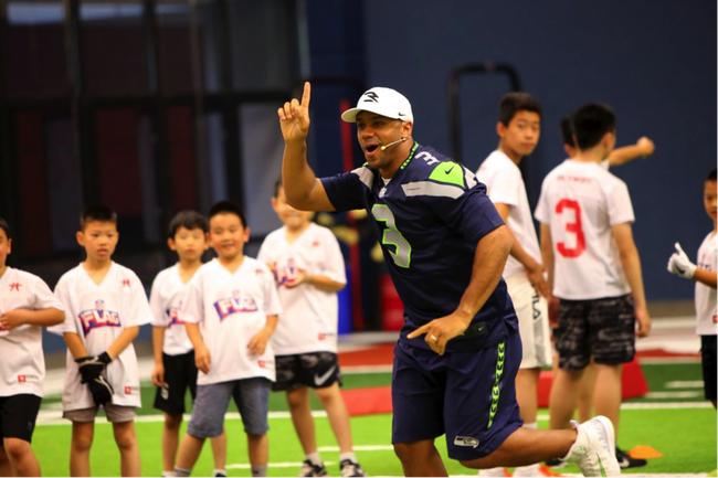 训练营小学员与Russell Wilson热情欢呼