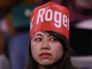 图|费德勒上海赛出局球迷心情悲伤 难舍痛哭落泪