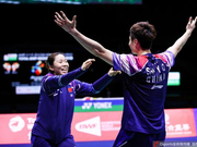 石宇奇享受胜利时刻 贾一凡最先冲出与他紧紧拥抱